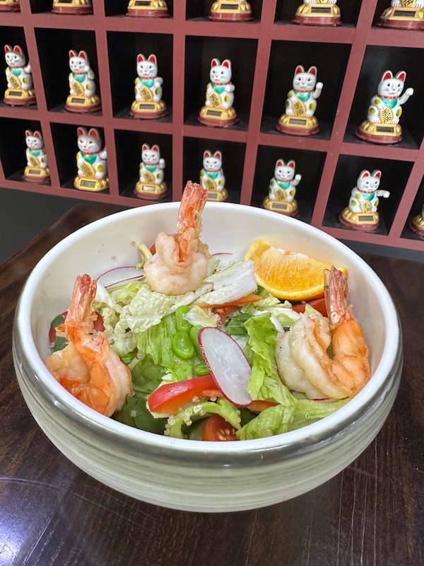 Салат овощной с киноа и креветками
